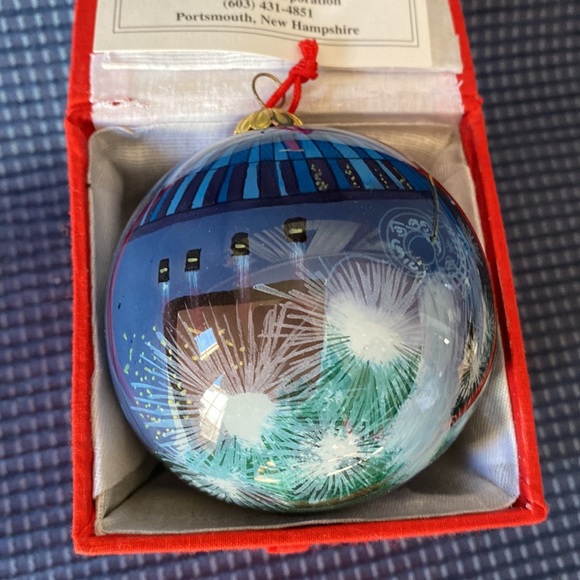Windward Galleries NIB 1996 Rockefeller Angels Reverse Painted Glass Ornament - Picture 4 of 9